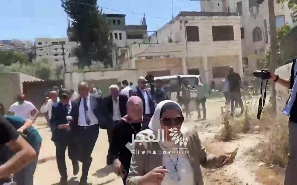דיפלומטים זרים נמלטים מירי אזהרה של צה"ל במהלך סיור בג'נין, 21 במאי 2025 (צילום: צילום מסך מהרשתות החברתיות, שימוש לפי סעיף 27א) דיפלומטים זרים נמלטים מירי אזהרה של צה"ל במהלך סיור בג'נין, 21 במאי 2025 (צילום: צילום מסך מהרשתות החברתיות, שימוש לפי סעיף 27א)