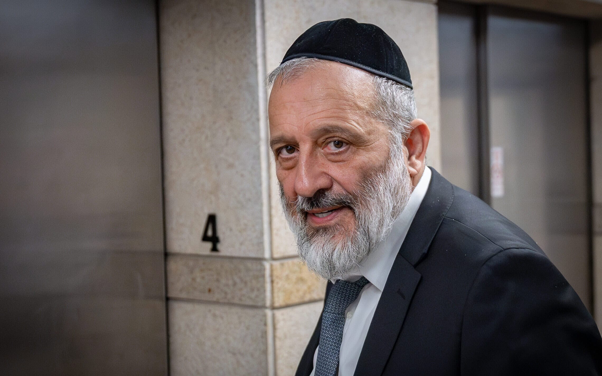 יו"ר ש"ס אריה דרעי אחרי ישיבת סיעה בנושא חוק הגיוס מחוץ למשרדי ש"ס בירושלים, 4 ביוני 2025 (צילום: חיים גולדברג/פלאש90) יו"ר ש"ס אריה דרעי אחרי ישיבת סיעה בנושא חוק הגיוס מחוץ למשרדי ש"ס בירושלים, 4 ביוני 2025 (צילום: חיים גולדברג/פלאש90)