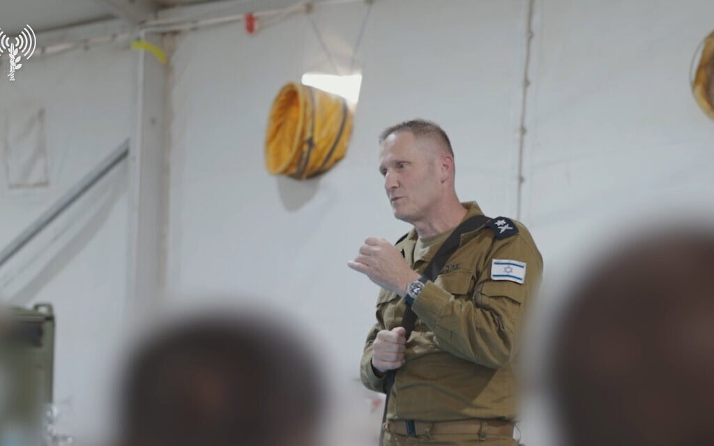מפקד חיל האוויר אלוף תומר בר בשיחה עם מפעילי כלי הטיס הבלתי מאוישים של חיל האוויר, 21 ביוני 2025 (צילום: דובר צה"ל) מפקד חיל האוויר אלוף תומר בר בשיחה עם מפעילי כלי הטיס הבלתי מאוישים של חיל האוויר, 21 ביוני 2025 (צילום: דובר צה"ל)