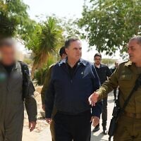 שר הביטחון ישראל כ"ץ, הרמטכ"ל, רב-אלוף אייל זמיר, ומפקד חיל האוויר, אלוף תומר בר, בבסיס חיל האוויר בנבטים, 10 ביוני 2025 (צילום: אלעד מלכה, משרד הביטחון) שר הביטחון ישראל כ"ץ, הרמטכ"ל, רב-אלוף אייל זמיר, ומפקד חיל האוויר, אלוף תומר בר, בבסיס חיל האוויר בנבטים, 10 ביוני 2025 (צילום: אלעד מלכה, משרד הביטחון)