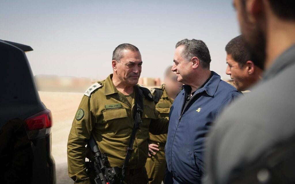 שר הביטחון ישראל כ"ץ, הרמטכ"ל, רב-אלוף אייל זמיר, בבסיס חיל האוויר בנבטים, 10 ביוני 2025 (צילום: אלעד מלכה, משרד הביטחון) שר הביטחון ישראל כ"ץ, הרמטכ"ל, רב-אלוף אייל זמיר, בבסיס חיל האוויר בנבטים, 10 ביוני 2025 (צילום: אלעד מלכה, משרד הביטחון)