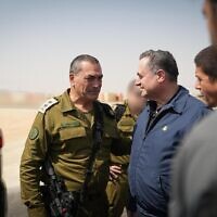 שר הביטחון ישראל כ"ץ, הרמטכ"ל, רב-אלוף אייל זמיר, בבסיס חיל האוויר בנבטים, 10 ביוני 2025 (צילום: אלעד מלכה, משרד הביטחון) שר הביטחון ישראל כ"ץ, הרמטכ"ל, רב-אלוף אייל זמיר, בבסיס חיל האוויר בנבטים, 10 ביוני 2025 (צילום: אלעד מלכה, משרד הביטחון)