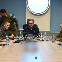 שר הביטחון ישראל כ"ץ, הרמטכ"ל, רב-אלוף אייל זמיר, ומפקד חיל האוויר, אלוף תומר בר, בבסיס חיל האוויר בנבטים, 10 ביוני 2025 (צילום: אלעד מלכה, משרד הביטחון) שר הביטחון ישראל כ"ץ, הרמטכ"ל, רב-אלוף אייל זמיר, ומפקד חיל האוויר, אלוף תומר בר, בבסיס חיל האוויר בנבטים, 10 ביוני 2025 (צילום: אלעד מלכה, משרד הביטחון)