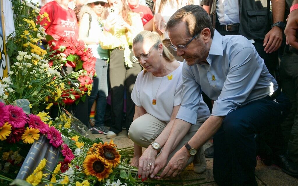 הנשיא יצחק הרצוג הגיע היום למצעד הגאווה בירושלים, מניח זר בנקודה שבה נרצחה שירה בנקי, 5 ביוני 2025 (צילום: מעיין טואף/ לע״מ) הנשיא יצחק הרצוג הגיע היום למצעד הגאווה בירושלים, מניח זר בנקודה שבה נרצחה שירה בנקי, 5 ביוני 2025 (צילום: מעיין טואף/ לע״מ)