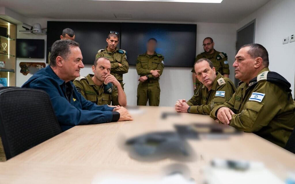 שר הביטחון ישראל כ"ץ בהערכת מצב עם בכירי מערכת הביטחון, 17 ביוני 2025 (צילום: אריאל חרמוני, משרד הביטחון) שר הביטחון ישראל כ"ץ בהערכת מצב עם בכירי מערכת הביטחון, 17 ביוני 2025 (צילום: אריאל חרמוני, משרד הביטחון)