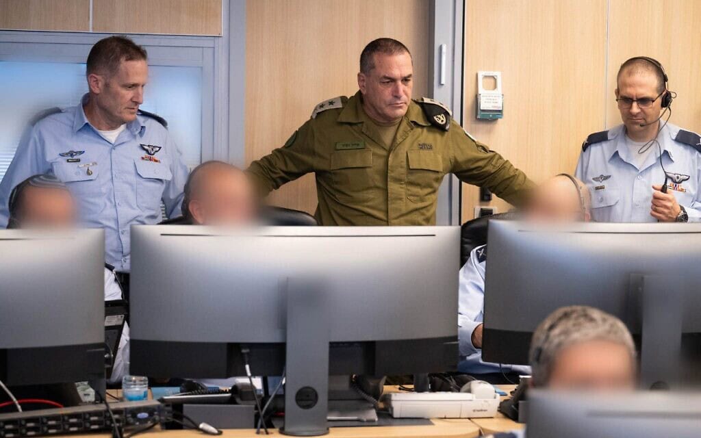 הרמטכ״ל, רב-אלוף אייל זמיר, בהערכת מצב בבור חיל האוויר, 15 ביוני 2025 (צילום: דובר צה"ל) הרמטכ״ל, רב-אלוף אייל זמיר, בהערכת מצב בבור חיל האוויר, 15 ביוני 2025 (צילום: דובר צה"ל)