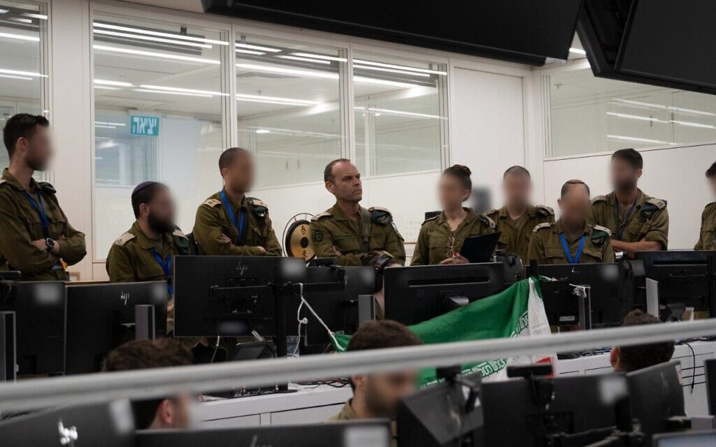 ראש אגף המודיעין, אלוף שלומי בינדר ביקר בבסיסי אגף המודיעין בזמן תקיפות באיראן, יוני 2025 (צילום: דובר צה"ל) ראש אגף המודיעין, אלוף שלומי בינדר ביקר בבסיסי אגף המודיעין בזמן תקיפות באיראן, יוני 2025 (צילום: דובר צה"ל)