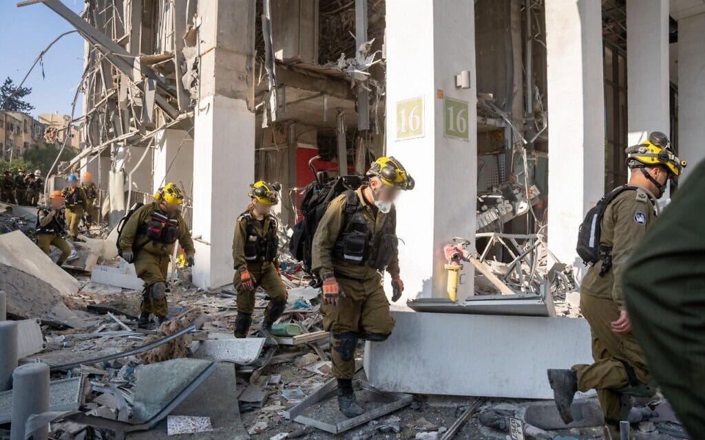 כוחות פיקוד העורף סורקים זירות נפילה לאחר המטח האיראני. 19 ביוני 2025 (צילום: דובר צה״ל ) כוחות פיקוד העורף סורקים זירות נפילה לאחר המטח האיראני. 19 ביוני 2025 (צילום: דובר צה״ל )