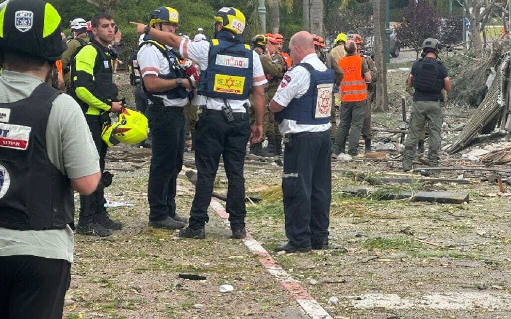כוחות חילוץ והצלה בזירת פגיעת טיל איראני. 22 ביוני 2025 (צילום: תיעוד מבצעי מד"א) כוחות חילוץ והצלה בזירת פגיעת טיל איראני. 22 ביוני 2025 (צילום: תיעוד מבצעי מד"א)