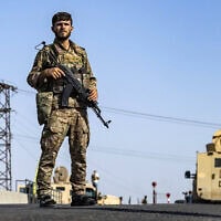 לוחם של הכוחות הסוריים הדמוקרטיים (SDF) באזור דיר א־זור, 4 בספטמבר 2023 (צילום: Delil SOULEIMAN / AFP) לוחם של הכוחות הסוריים הדמוקרטיים (SDF) באזור דיר א־זור, 4 בספטמבר 2023 (צילום: Delil SOULEIMAN / AFP)