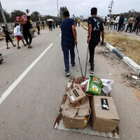 עקורים פלסטינים נושאים אספקה שחילקה קרן הסיוע לעזה במרכז רצועת עזה, 8 ביוני 2025 (צילום: Eyad BABA / AFP) עקורים פלסטינים נושאים אספקה שחילקה קרן הסיוע לעזה במרכז רצועת עזה, 8 ביוני 2025 (צילום: Eyad BABA / AFP)