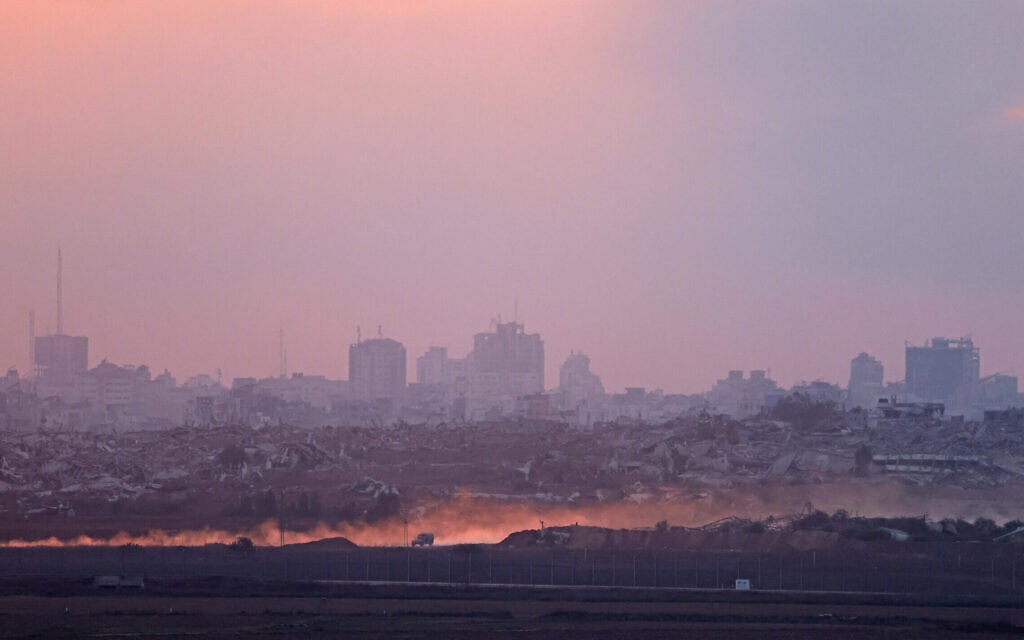 כלי רכב צבאיים ישראליים ברצועת עזה, כפי שנראו מדרום הארץ, 10 ביוני 2025 (צילום: AHMAD GHARABLI / AFP) כלי רכב צבאיים ישראליים ברצועת עזה, כפי שנראו מדרום הארץ, 10 ביוני 2025 (צילום: AHMAD GHARABLI / AFP)