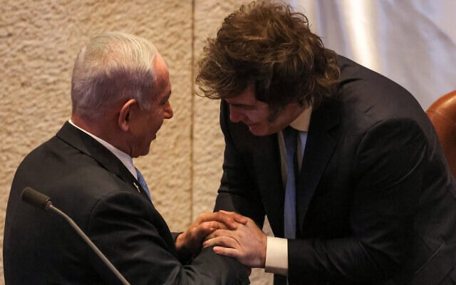 נשיא ארגנטינה חוויאר מיליי וראש הממשלה בנימין נתניהו במליאת הכנסת, 11 ביוני 2025 (צילום: Menahem KAHANA / AFP) נשיא ארגנטינה חוויאר מיליי וראש הממשלה בנימין נתניהו במליאת הכנסת, 11 ביוני 2025 (צילום: Menahem KAHANA / AFP)
