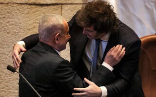 נשיא ארגנטינה חאבייר מיליי וראש הממשלה בנימין נתניהו במליאת הכנסת, 11 ביוני 2025 (צילום: Menahem KAHANA / AFP) נשיא ארגנטינה חאבייר מיליי וראש הממשלה בנימין נתניהו במליאת הכנסת, 11 ביוני 2025 (צילום: Menahem KAHANA / AFP)