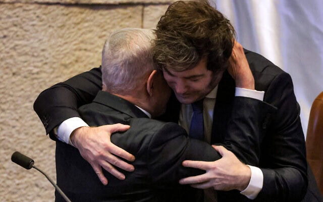 נשיא ארגנטינה חוויאר מיליי וראש הממשלה בנימין נתניהו במליאת הכנסת, 11 ביוני 2025 (צילום: Menahem KAHANA / AFP) נשיא ארגנטינה חוויאר מיליי וראש הממשלה בנימין נתניהו במליאת הכנסת, 11 ביוני 2025 (צילום: Menahem KAHANA / AFP)