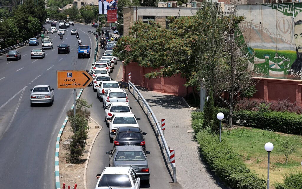 איראנים עומדים בתור לתחנת דלק באיראן בדרכם לעזוב את העיר, 15 ביוני 2025 (צילום: ATTA KENARE / AFP) איראנים עומדים בתור לתחנת דלק באיראן בדרכם לעזוב את העיר, 15 ביוני 2025 (צילום: ATTA KENARE / AFP)