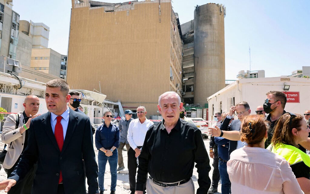 ראש הממשלה בנימין נתניהו במרכז הרפואי סורוקה בבאר שבע שנפגע מטיל ששיגרה איראן, 19 ביוני 2025 (צילום: Marc Israel SELLEM / POOL / AFP) ראש הממשלה בנימין נתניהו במרכז הרפואי סורוקה בבאר שבע שנפגע מטיל ששיגרה איראן, 19 ביוני 2025 (צילום: Marc Israel SELLEM / POOL / AFP)