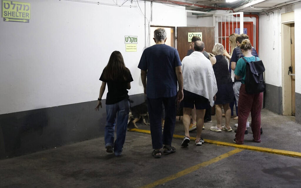 תושבים בחיפה עושים דרכם למקלט בעקבות התרעות מפני ירי מאיראן, 19 ביוני 2025 (צילום: Jalaa MAREY / AFP) תושבים בחיפה עושים דרכם למקלט בעקבות התרעות מפני ירי מאיראן, 19 ביוני 2025 (צילום: Jalaa MAREY / AFP)