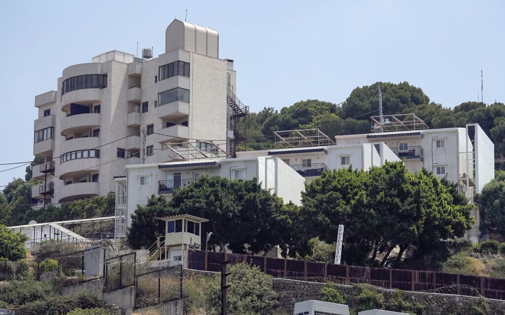 חלק ממתחם השגרירות של ארצות הברית בלבנון בפרוורי ביירות, 5 ביוני 2024 (צילום: AP Photo/Bilal Hussein) חלק ממתחם השגרירות של ארצות הברית בלבנון בפרוורי ביירות, 5 ביוני 2024 (צילום: AP Photo/Bilal Hussein)