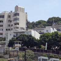 חלק ממתחם השגרירות של ארצות הברית בלבנון בפרוורי ביירות, 5 ביוני 2024 (צילום: AP Photo/Bilal Hussein) חלק ממתחם השגרירות של ארצות הברית בלבנון בפרוורי ביירות, 5 ביוני 2024 (צילום: AP Photo/Bilal Hussein)