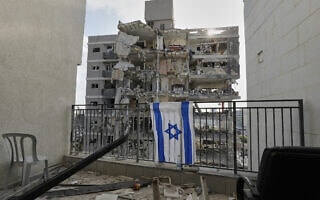 הרס בבת ים בעקבות מתקפת טילים איראנית, 15 ביוני 2025 (צילום: AP Photo/Baz Ratner) הרס בבת ים בעקבות מתקפת טילים איראנית, 15 ביוני 2025 (צילום: AP Photo/Baz Ratner)