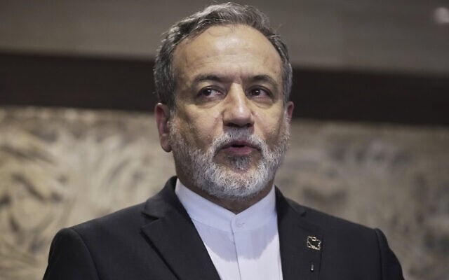 שר החוץ של איראן עבאס עראקצ'י משוחח עם עיתונאים ב־3 ביוני 2025 (צילום: AP Photo/Hassan Ammar) שר החוץ של איראן עבאס עראקצ'י משוחח עם עיתונאים ב־3 ביוני 2025 (צילום: AP Photo/Hassan Ammar)