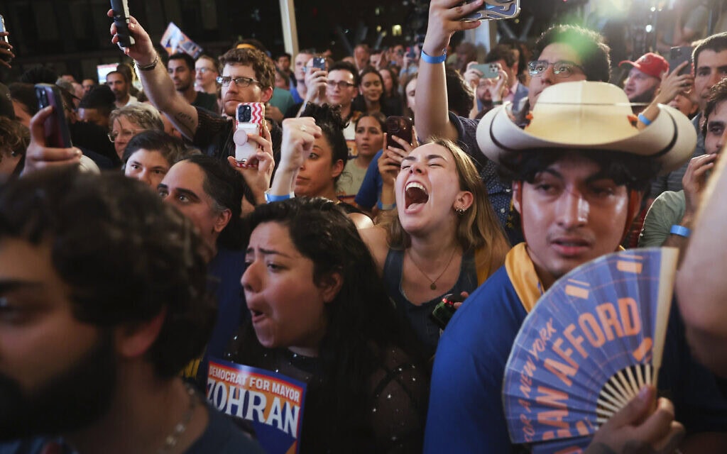 תומכיו של מועמד לראשות עיריית ניו יורק מטעם המפלגה הדמוקרטית, זוהראן ממדאני, מריעים לו בעת שנשא דברים. 25 ביוני 2025 (צילום: AP Photo/Heather Khalifa) תומכיו של מועמד לראשות עיריית ניו יורק מטעם המפלגה הדמוקרטית, זוהראן ממדאני, מריעים לו בעת שנשא דברים. 25 ביוני 2025 (צילום: AP Photo/Heather Khalifa)