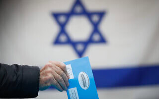 הצבעה בבחירות. אילוסטרציה (צילום: אוליבייה פיטוסי/פלאש90) הצבעה בבחירות. אילוסטרציה (צילום: אוליבייה פיטוסי/פלאש90)