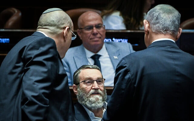 ראש הממשלה בנימין נתניהו משוחח עם ח"כ משה גפני בכנסת, 15 במאי 2023 (צילום: אריה לייב אברמס/פלאש90) ראש הממשלה בנימין נתניהו משוחח עם ח"כ משה גפני בכנסת, 15 במאי 2023 (צילום: אריה לייב אברמס/פלאש90)