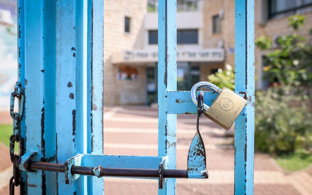 שער נעול של בית ספר בצפת, 14 באפריל 2024, אילוסטרציה (צילום: דוד כהן/פלאש90) שער נעול של בית ספר בצפת, 14 באפריל 2024, אילוסטרציה (צילום: דוד כהן/פלאש90)