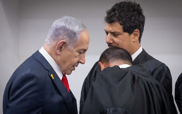 ראש הממשלה בנימין נתניהו, פרקליטו, עורך הדין עמית חדד, ופרקליטם של שאול ואיריס אלוביץ', עורך הדין ז'ק חן, בבית המשפט המחוזי בתל אביב, 12 במאי 2025 (צילום: מרים אלסטר/פלאש90) ראש הממשלה בנימין נתניהו, פרקליטו, עורך הדין עמית חדד, ופרקליטם של שאול ואיריס אלוביץ', עורך הדין ז'ק חן, בבית המשפט המחוזי בתל אביב, 12 במאי 2025 (צילום: מרים אלסטר/פלאש90)