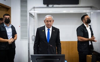ראש הממשלה בנימין נתניהו בבית המשפט המחוזי בתל אביב, לקראת תחילת חקירתו הנגדית במשפט האלפים, 3 ביוני 2025 (צילום: חיים גולדברג/פלאש90) ראש הממשלה בנימין נתניהו בבית המשפט המחוזי בתל אביב, לקראת תחילת חקירתו הנגדית במשפט האלפים, 3 ביוני 2025 (צילום: חיים גולדברג/פלאש90)