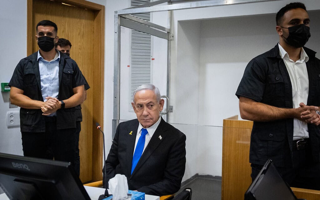 ראש הממשלה בנימין נתניהו בבית המשפט המחוזי בתל אביב בתחילת חקירתו הנגדית, 3 ביוני 2025 (צילום: חיים גולדברג/פלאש90) ראש הממשלה בנימין נתניהו בבית המשפט המחוזי בתל אביב בתחילת חקירתו הנגדית, 3 ביוני 2025 (צילום: חיים גולדברג/פלאש90)