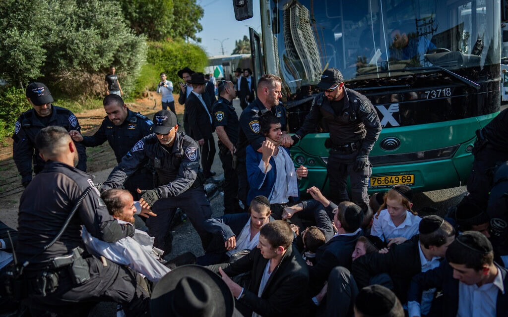 שוטרים מתעמתים בכביש 4, בקרבת בני ברק, עם מפגינים המתנגדים לגיוס תלמידי הישיבות לצה"ל, 5 ביוני 2025 (צילום: אריק מרמור/פלאש90) שוטרים מתעמתים בכביש 4, בקרבת בני ברק, עם מפגינים המתנגדים לגיוס תלמידי הישיבות לצה"ל, 5 ביוני 2025 (צילום: אריק מרמור/פלאש90)