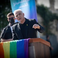 יאיר לפיד במצעד הגאווה בירושלים, 5 ביוני 2025 (צילום: יונתן זינדל/פלאש90) יאיר לפיד במצעד הגאווה בירושלים, 5 ביוני 2025 (צילום: יונתן זינדל/פלאש90)