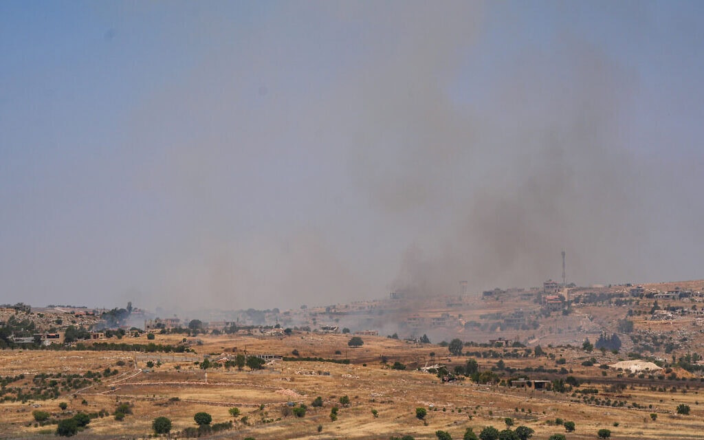 עשן עולה מהכפר בלידה, דרום לבנון, כפי שנראה מצדו הישראלי של הגבול, 6 ביוני 2025 (צילום: ייל מרגולין/פלאש90) עשן עולה מהכפר בלידה, דרום לבנון, כפי שנראה מצדו הישראלי של הגבול, 6 ביוני 2025 (צילום: ייל מרגולין/פלאש90)