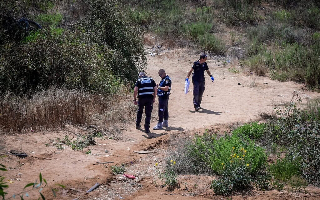 שוטרים בזירה בראשון לציון שבה נער ירה בחברו, 8 ביוני 2025 (צילום: אבשלום ששוני/פלאש90) שוטרים בזירה בראשון לציון שבה נער ירה בחברו, 8 ביוני 2025 (צילום: אבשלום ששוני/פלאש90)