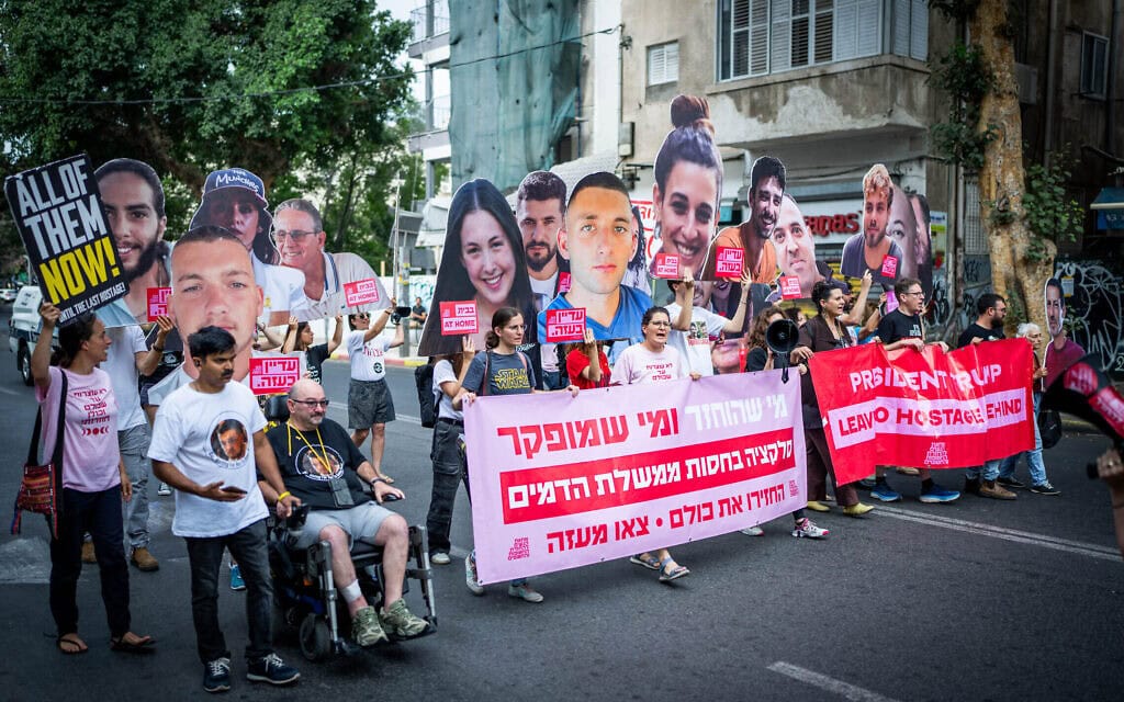 משפחות חטופים ותומכים חוסמים את רחוב קינג גורג׳ ליד מטה הליכוד בתל אביב. 9 ביוני 2025 (צילום: אריק מרמור/פלאש90) משפחות חטופים ותומכים חוסמים את רחוב קינג גורג׳ ליד מטה הליכוד בתל אביב. 9 ביוני 2025 (צילום: אריק מרמור/פלאש90)