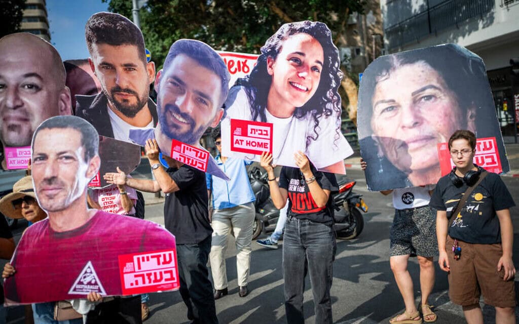 משפחות חטופים ותומכים מפגינים עם שלטים עם פני המוחזקים בעזה ליד מטה הליכוד בתל אביב. 9 ביוני 2025 (צילום: אריק מרמור/פלאש90) משפחות חטופים ותומכים מפגינים עם שלטים עם פני המוחזקים בעזה ליד מטה הליכוד בתל אביב. 9 ביוני 2025 (צילום: אריק מרמור/פלאש90)