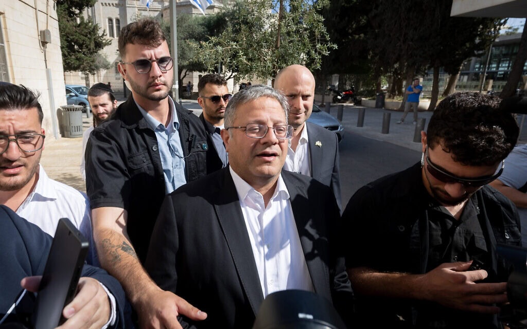 השר לביטחון לאומי איתמר בן גביר מגיע לבית משפט השלום בירושלים לתמוך בשוטר שלכאורה הותקף על ידי חבר הכנסת עופר כסיף, 9 ביוני 2025 (צילום: אורן בן חקון/פלאש90) השר לביטחון לאומי איתמר בן גביר מגיע לבית משפט השלום בירושלים לתמוך בשוטר שלכאורה הותקף על ידי חבר הכנסת עופר כסיף, 9 ביוני 2025 (צילום: אורן בן חקון/פלאש90)