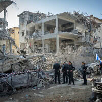 הנזק שנגרם לבתים ברמת גן מפגיעה ישירה של טיל בליסטי ששוגר מאיראן, 14 ביוני 2025 (צילום: אריק מרמור/פלאש90) הנזק שנגרם לבתים ברמת גן מפגיעה ישירה של טיל בליסטי ששוגר מאיראן, 14 ביוני 2025 (צילום: אריק מרמור/פלאש90)