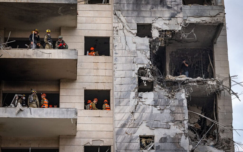 נזק לבניין בפתח תקווה בעקבות פגיעת טיל איראני, 16 ביוני 2025 (צילום: חיים גולדברג/פלאש90) נזק לבניין בפתח תקווה בעקבות פגיעת טיל איראני, 16 ביוני 2025 (צילום: חיים גולדברג/פלאש90)