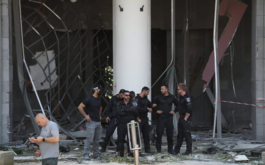 שוטרים במבנה בפתח תקווה שנפגע מטיל ששיגרה איראן, 16 ביוני 2025 (צילום: גילי יערי/פלאש90) שוטרים במבנה בפתח תקווה שנפגע מטיל ששיגרה איראן, 16 ביוני 2025 (צילום: גילי יערי/פלאש90)