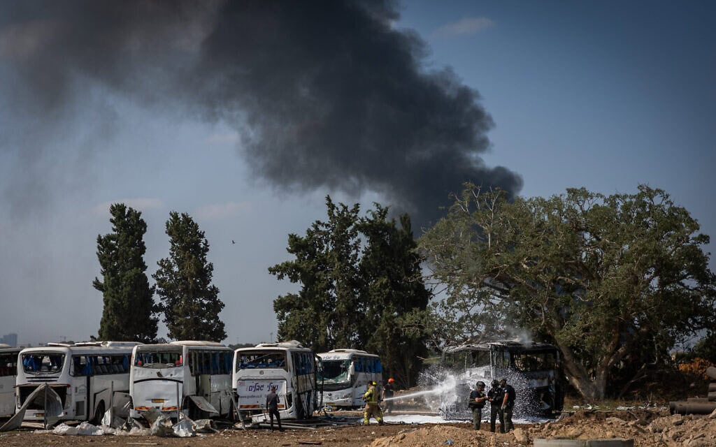 כוחות הביטחון וההצלה של ישראל בזירה שבה פגע טיל בליסטי ששוגר מאיראן במגרש חניה סמוך להרצליה, 17 ביוני 2025 (צילום: חיים גולדברג/פלאש90) כוחות הביטחון וההצלה של ישראל בזירה שבה פגע טיל בליסטי ששוגר מאיראן במגרש חניה סמוך להרצליה, 17 ביוני 2025 (צילום: חיים גולדברג/פלאש90)