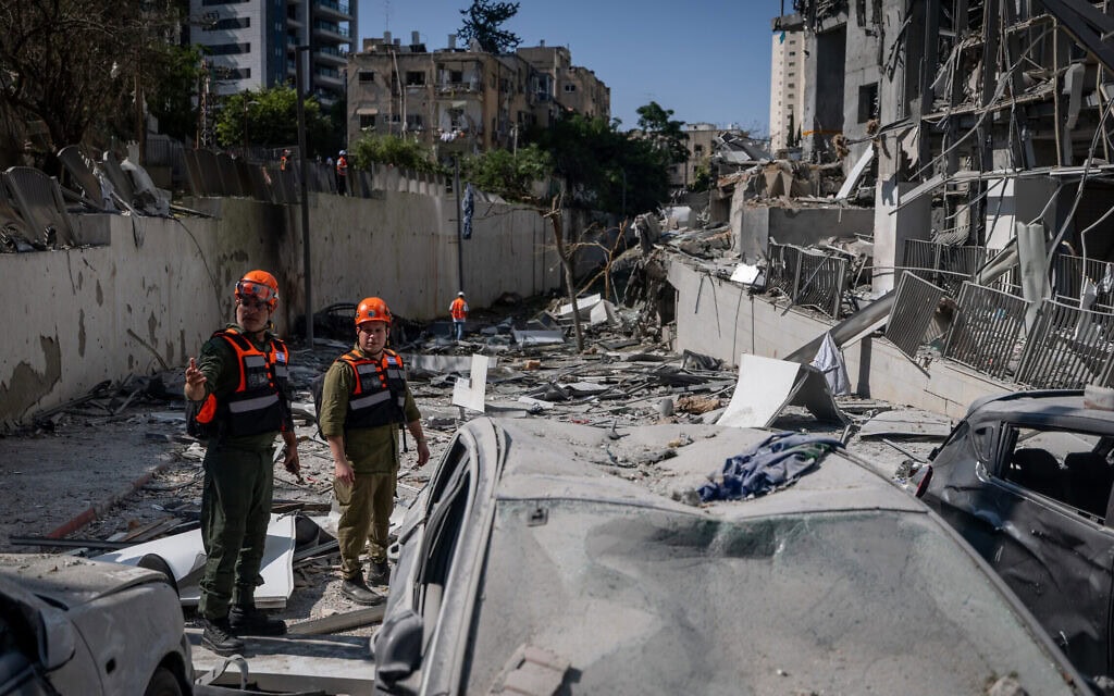 כוחות חילוץ והצלה בזירת פגיעת הטיל האיראני ברמת גן. 19 ביוני 2025 (צילום: חיים גולדברג/פלאש90) כוחות חילוץ והצלה בזירת פגיעת הטיל האיראני ברמת גן. 19 ביוני 2025 (צילום: חיים גולדברג/פלאש90)