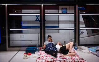 אנשים תופסים מחסה בתחנת הרכבת הקלה בתל אביב, 22 ביוני 2025 (צילום: יונתן זינדל/פלאש90) אנשים תופסים מחסה בתחנת הרכבת הקלה בתל אביב, 22 ביוני 2025 (צילום: יונתן זינדל/פלאש90)