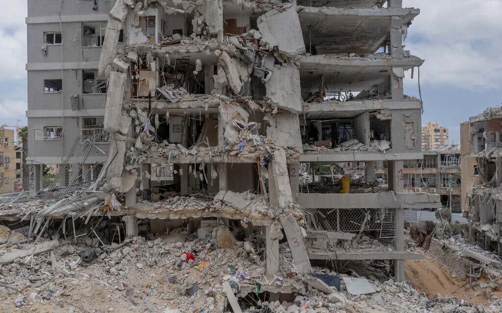 מבנה שנפגע מטיל איראני בבת ים. 24 ביוני 2025 (צילום: חיים גולדברג/פלאש90) מבנה שנפגע מטיל איראני בבת ים. 24 ביוני 2025 (צילום: חיים גולדברג/פלאש90)