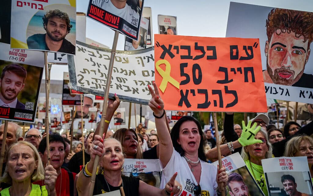מפגינים עם שלטים בכיכר החטופים. 28 ביוני 2025 (צילום: אבשלום ששוני/פלאש90) מפגינים עם שלטים בכיכר החטופים. 28 ביוני 2025 (צילום: אבשלום ששוני/פלאש90)
