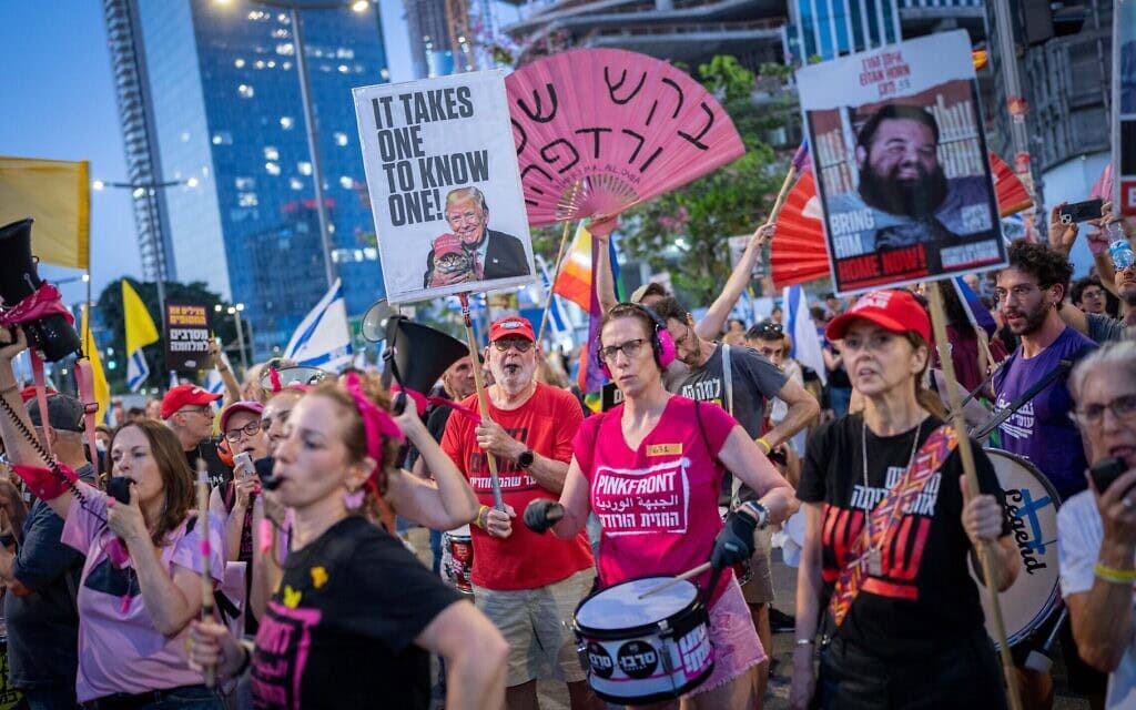 מפגינים, המוחים ליד מחנה רבין בתל אביב, קוראים לשחרר את החטופים המוחזקים ברצועת עזה, 28 ביוני 2025 (צילום: אריק מרמור/פלאש90) מפגינים, המוחים ליד מחנה רבין בתל אביב, קוראים לשחרר את החטופים המוחזקים ברצועת עזה, 28 ביוני 2025 (צילום: אריק מרמור/פלאש90)