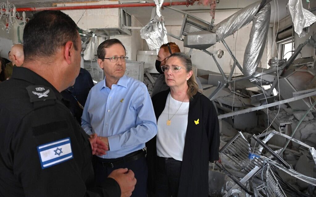 נשיא המדינה יצחק הרצוג בזירת הנפילה בפתח תקווה. 16 ביוני 2025 (צילום: חיים צח/לע״מ) נשיא המדינה יצחק הרצוג בזירת הנפילה בפתח תקווה. 16 ביוני 2025 (צילום: חיים צח/לע״מ)